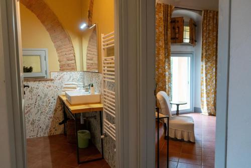 a bathroom with a sink and a mirror at Podere Bellavista - Agriturismo Bella Valle in Vada