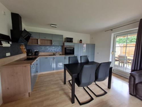 a kitchen with a table and chairs in a room at Ferienwohnungen am Ferienhof Schiegl - gerne auch Handwerker, Monteure in Brennberg