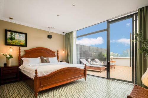 a bedroom with a bed and a balcony at 重庆大野江景民宿 in Chongqing