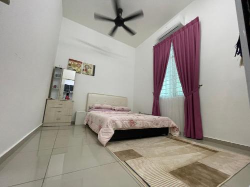 Ένα ή περισσότερα κρεβάτια σε δωμάτιο στο LNZ Pool Homestay Melaka