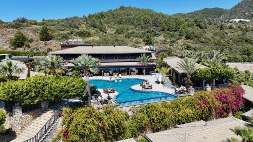 eine Luftaufnahme eines Resorts mit Swimmingpool in der Unterkunft Porto Amore Club Hotel in Alanya