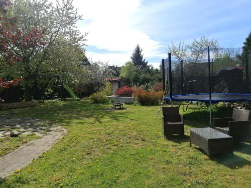 a yard with a trampoline in the grass at Pokoje nad jeziorem Gdańsk in Gdańsk