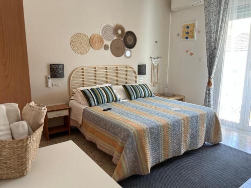 een slaapkamer met een bed en een stoel bij Bed and Breakfast Villa Giovanna in Rimini