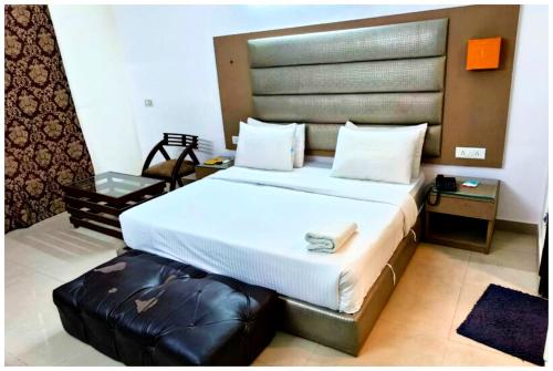 Postel nebo postele na pokoji v ubytování NOIDA HOTEL R-O-Y-A-L Residency #Near ISKCON Temple -Free Parking And Wi-fi Facilities - A Top Rated Hotel In Noida