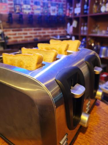 eine Reihe gelber Sitze in einem Geschäft in der Unterkunft Jardin in Pattaya South