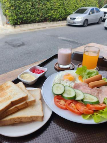 ein Tablett mit einem Teller mit Brot und Toast in der Unterkunft Jardin in Pattaya South