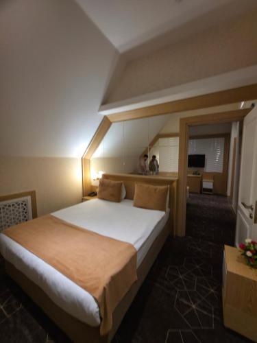 un dormitorio con una cama grande en una habitación en Regal Hotel Baku, en Baku