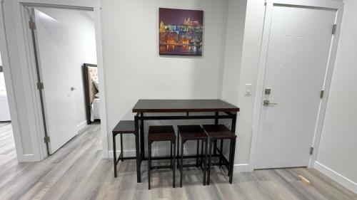 YYCにあるPrivate Modern 2 Bedroom Suiteのギャラリーの写真