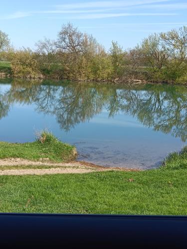 Výhled na řeku, která protéká v blízkosti prázdninového domu