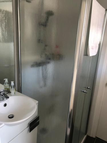 une salle de bain avec douche et lavabo dans l'établissement Between sandy beaches and megaliths, à Carnac