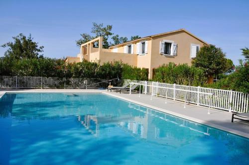 Πισίνα στο ή κοντά στο Maisonnette au calme dans résidence avec piscine