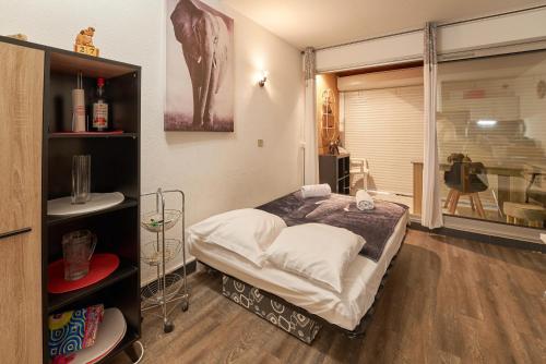 a small room with a bed and a window at Évasion aux Cystes - Piscine & terrasse in Sanary-sur-Mer