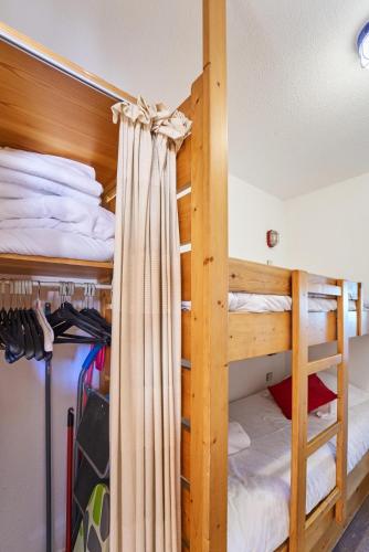 a couple of bunk beds in a room at Évasion aux Cystes - Piscine & terrasse in Sanary-sur-Mer