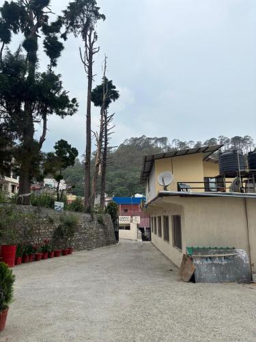 an empty parking lot next to a building at Shri Kedar Hotel in Bhowāli