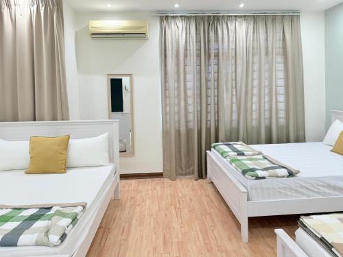 Ένα ή περισσότερα κρεβάτια σε δωμάτιο στο Ocean 19 Shamrock Villa Beachfront Big Group 4 Bedroom 5 Bathroom with Pool