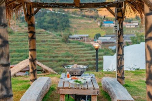 een picknicktafel met een kom eten erop bij Dome In Doi in Mon Jam