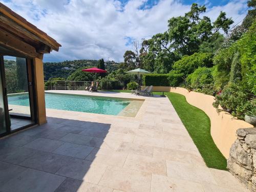 une image d'une piscine dans une maison dans l'établissement Lou Pei 2 Superbe vue mer Piscine chauffée 10x5m 4ch 4sdb, à Saint-Peïre-sur-Mer
