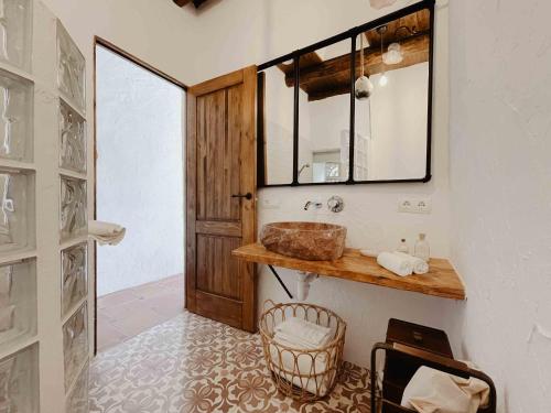 ein Badezimmer mit Waschbecken und Spiegel in der Unterkunft LAS MARIPOSAS in Sant Antoni de Portmany