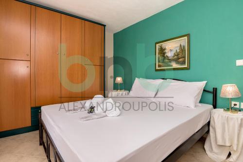 a bedroom with a large white bed in a room at Harmony Hideaway in Dhíkella