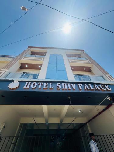 ドワルカにあるhotel shiv palaceの建物正面のホテル看板
