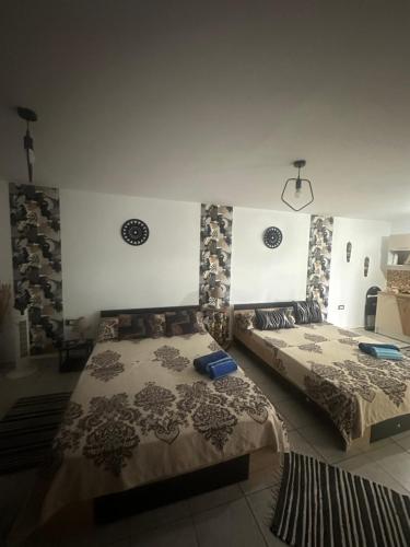 a bedroom with two beds in a room at Casa/camere Maria in Corbu