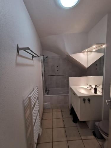 une salle de bain blanche avec un lavabo et une douche dans l'établissement Duplex T3 climatisé, parking privé, WiFi, village vacances 6SIERRA223, à Canet
