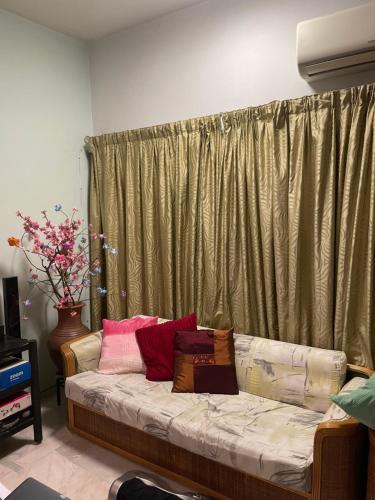 Fotografie z fotogalerie ubytování Spacious Double Storey House in Bandar Country Homes, Rawang, Ideal for families or working professionals seeking comfort, convenience and a quiet place to call home v destinaci Kampung Tumbuk Pantai