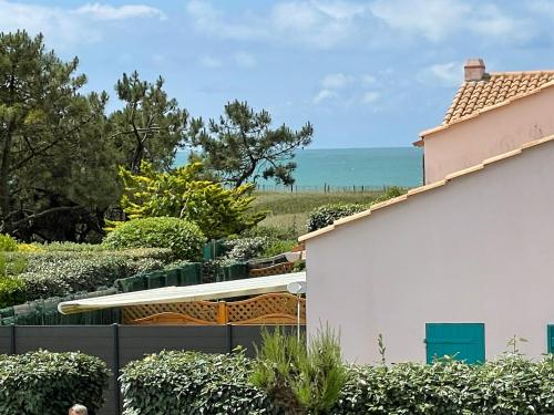 une vue sur l'océan depuis une maison dans l'établissement Maison cosy près de la plage, à Bretignolles-sur-Mer
