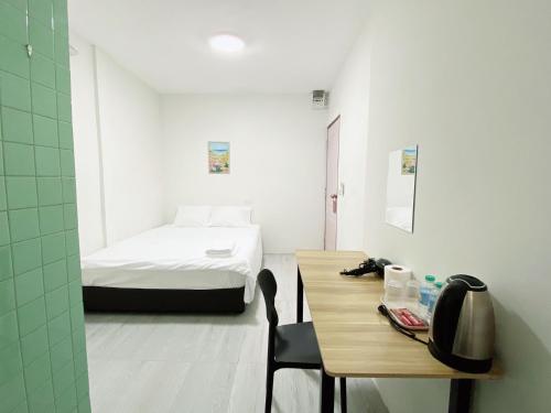 Una cama o camas en una habitación de GO INN Siriraj Wang Lang