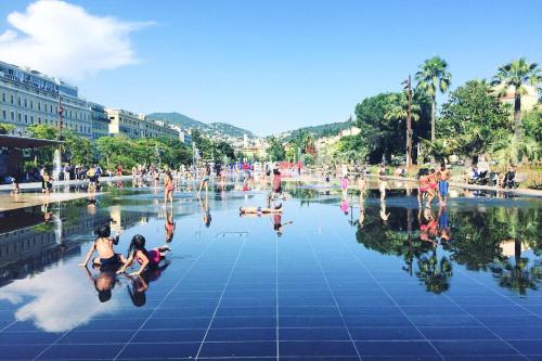 un groupe de personnes se baignant dans un bassin d'eau dans l'établissement Studio au plein coeur de Nice, à Nice