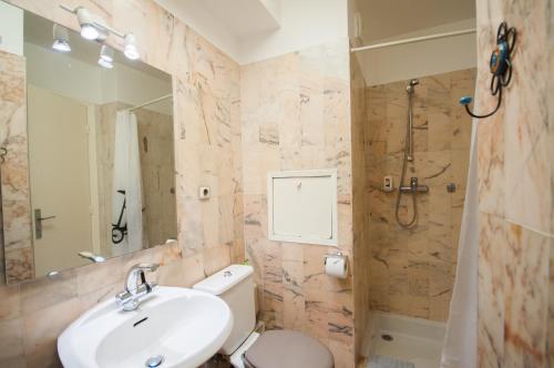 une salle de bain avec un lavabo, des toilettes et une douche dans l'établissement Studio au plein coeur de Nice, à Nice