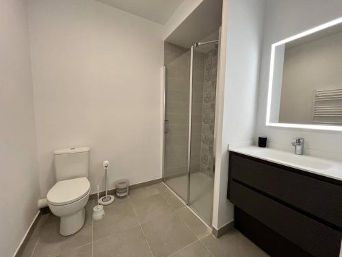 une salle de bain avec toilettes, lavabo et douche dans l'établissement Panaréa Cieu, à Valras-Plage