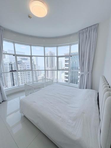 Luxury apartment with sea view, gym and pool!