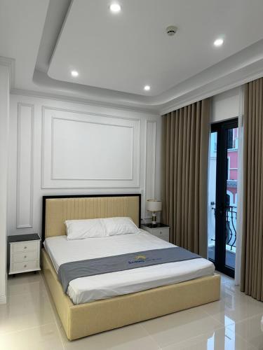 a bedroom with a large bed in a room at Sunny Hotel in Ðố Sơn