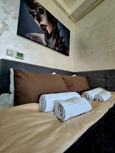 a bedroom with a bed with towels on it at Modern Studio 4 in Onești