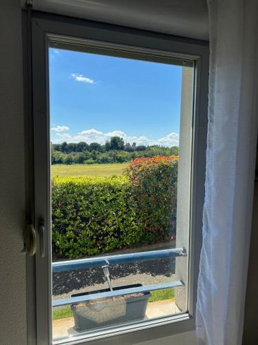 - une fenêtre avec vue sur un champ de fleurs dans l'établissement Appartement vue château, à Carcassonne