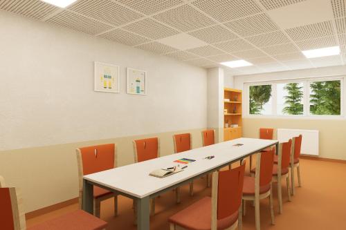 ein Konferenzraum mit Tisch und Stühlen in der Unterkunft IFA Schöneck Hotel & Ferienpark in Schöneck