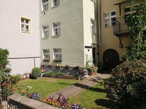 a garden in front of a building with flowers at Apartman Deluxe Cheb in Cheb