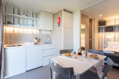 Una cocina o zona de cocina en Fornella Camping & Wellness family resort