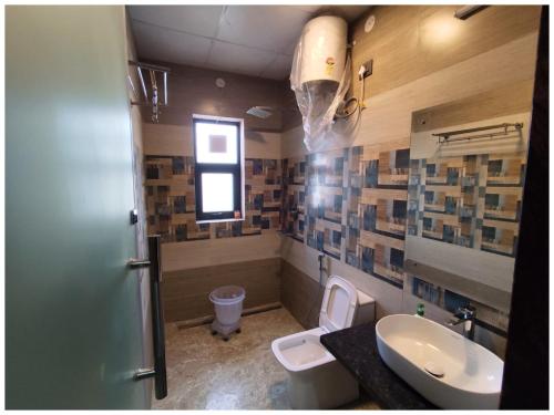 Koupelna v ubytování NOIDA HOTEL THE GRAND MANSION# Near Hanuman Temple - Restaurant - Lift - And Free Parking Facilites - Fully Air conditioned Room - A Premium Top Rated Hotel In Noida