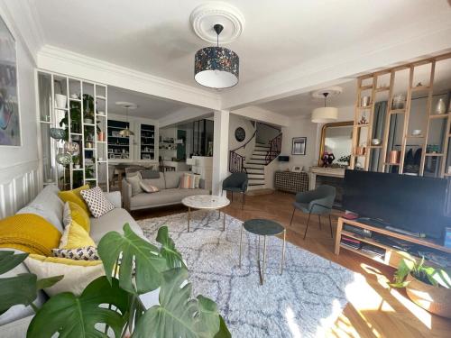 un salon avec un canapé et une table dans l'établissement Large duplex, quiet garden, in private mansion, à Neuilly-sur-Seine