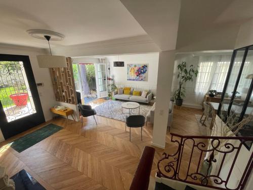 un salon avec un canapé et une table dans l'établissement Large duplex, quiet garden, in private mansion, à Neuilly-sur-Seine