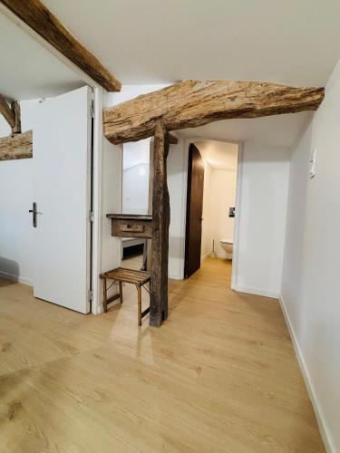 Cette chambre vide est dotée de parquet et de poutres apparentes. dans l'établissement roumeneche THERMALISME jonzac au sejour ou a la semaine, à Marignac