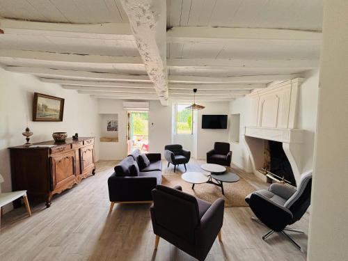 - un salon avec des canapés, des chaises et une cheminée dans l'établissement roumeneche THERMALISME jonzac au sejour ou a la semaine, à Marignac