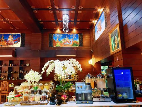 een winkel met bloemen en andere artikelen op een toonbank bij Singha Montra Lanna Boutique Style Hotel in Chiang Mai