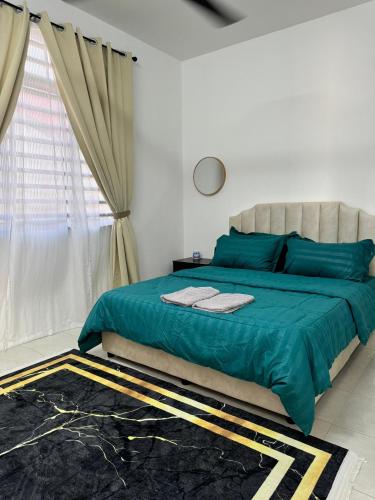a bedroom with a bed with green sheets and a window at Homestay White Aqil in Kampong Paya Pulai