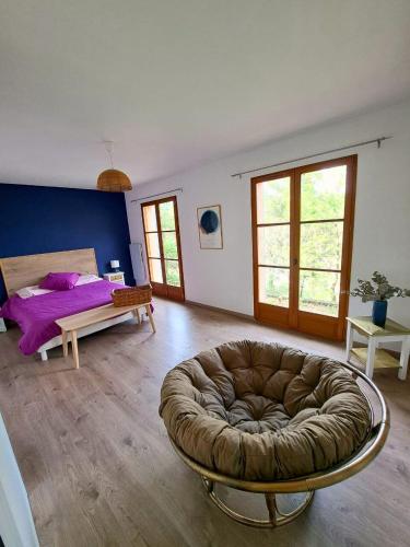 - une grande chambre avec un lit et un grand pouf dans l'établissement Villa Haut de Gamme Golf de Pont Royal 6 Personnes, Climatisé, Piscine, à Mallemort