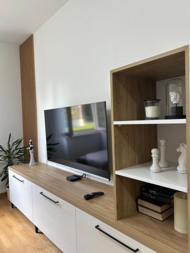 Aura Apartmentにあるテレビまたはエンターテインメントセンター