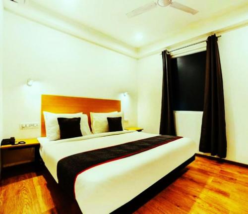 a bedroom with a large bed in a room at LE - CASHEW By 2 Minute Walking New Delhi Railway Station - Metro Station Main Road Building in New Delhi
