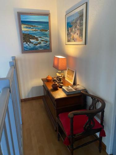 an office with a desk with a lamp and a chair at GITE LE PARC in Villamblard